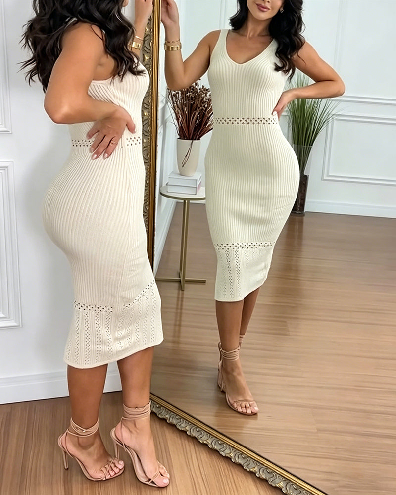 Vestido ajustado sin mangas con escote en V, diseño calado, costuras decorativas, espalda descubierta y abertura lateral, confeccionado en punto
