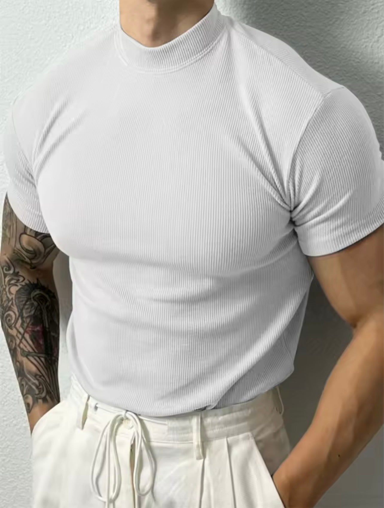 Camiseta de moda de primavera y verano para hombre, camisa a rayas con cuello alto pequeño, camiseta deportiva de manga corta.