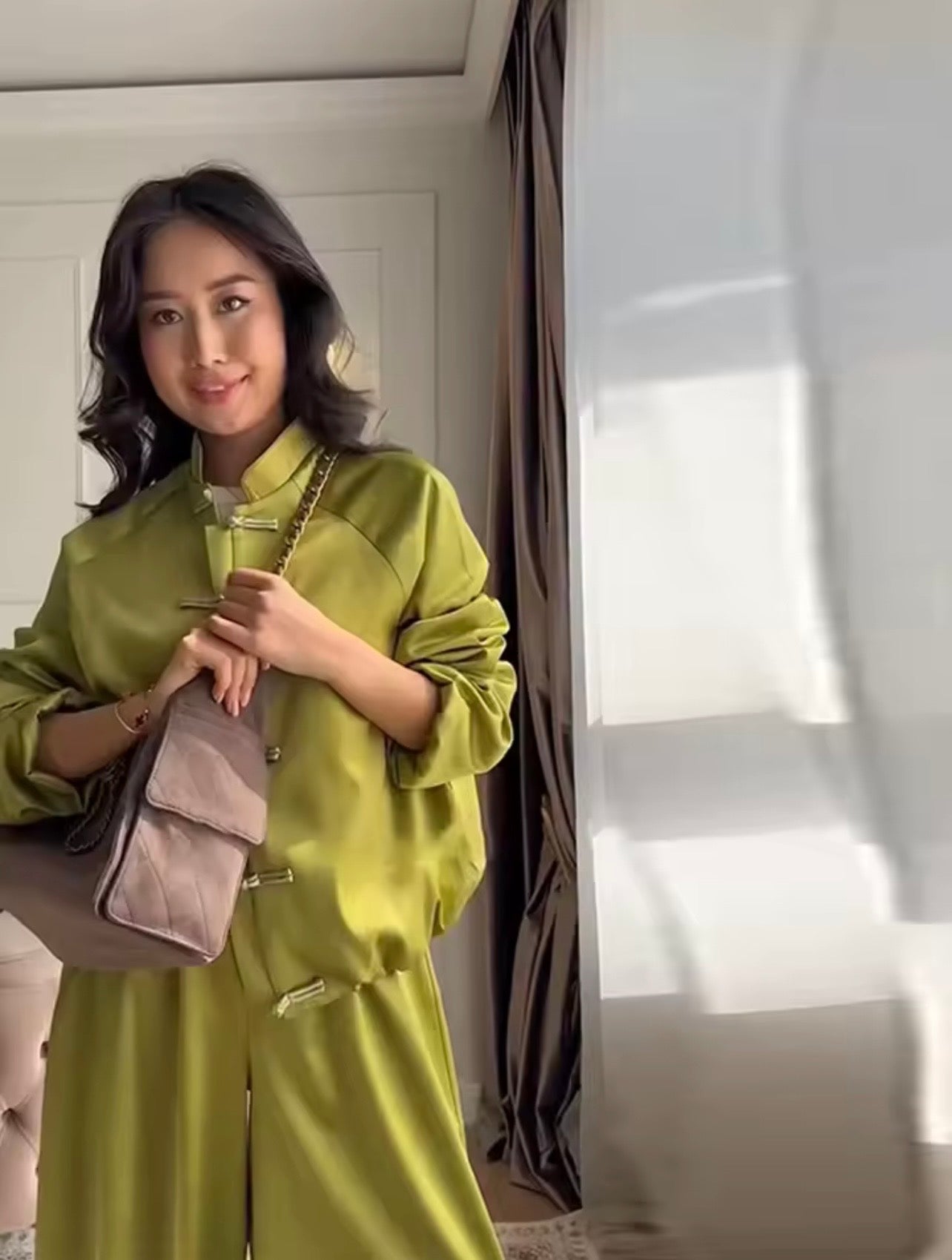 Ana| Conjunto de Pantalones Casuales de Satén Brillante, Chaqueta de Manga Larga con Cuello Alto y Botones Tipo Rana, Pantalones Anchos, Traje de Moda para Mujer, Primavera-Verano