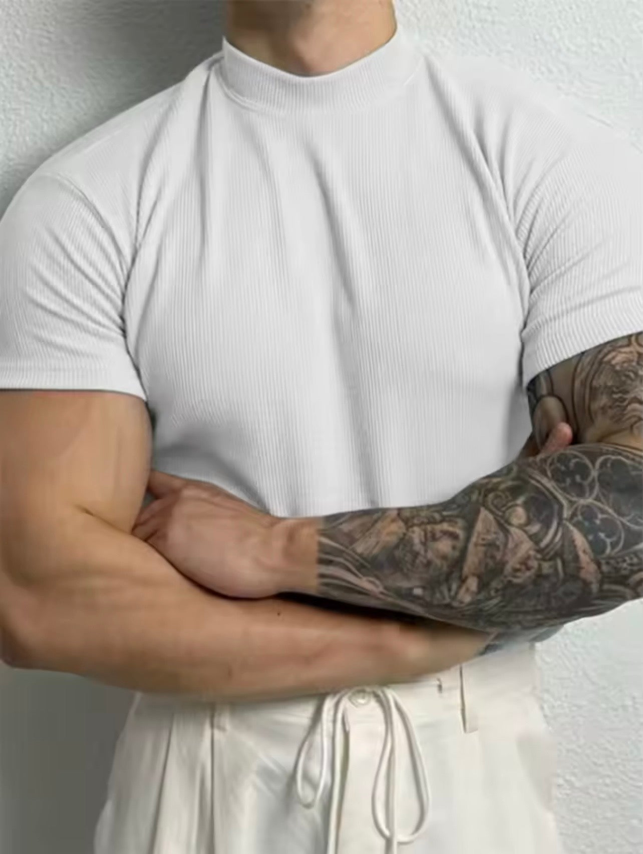 Camiseta de moda de primavera y verano para hombre, camisa a rayas con cuello alto pequeño, camiseta deportiva de manga corta.