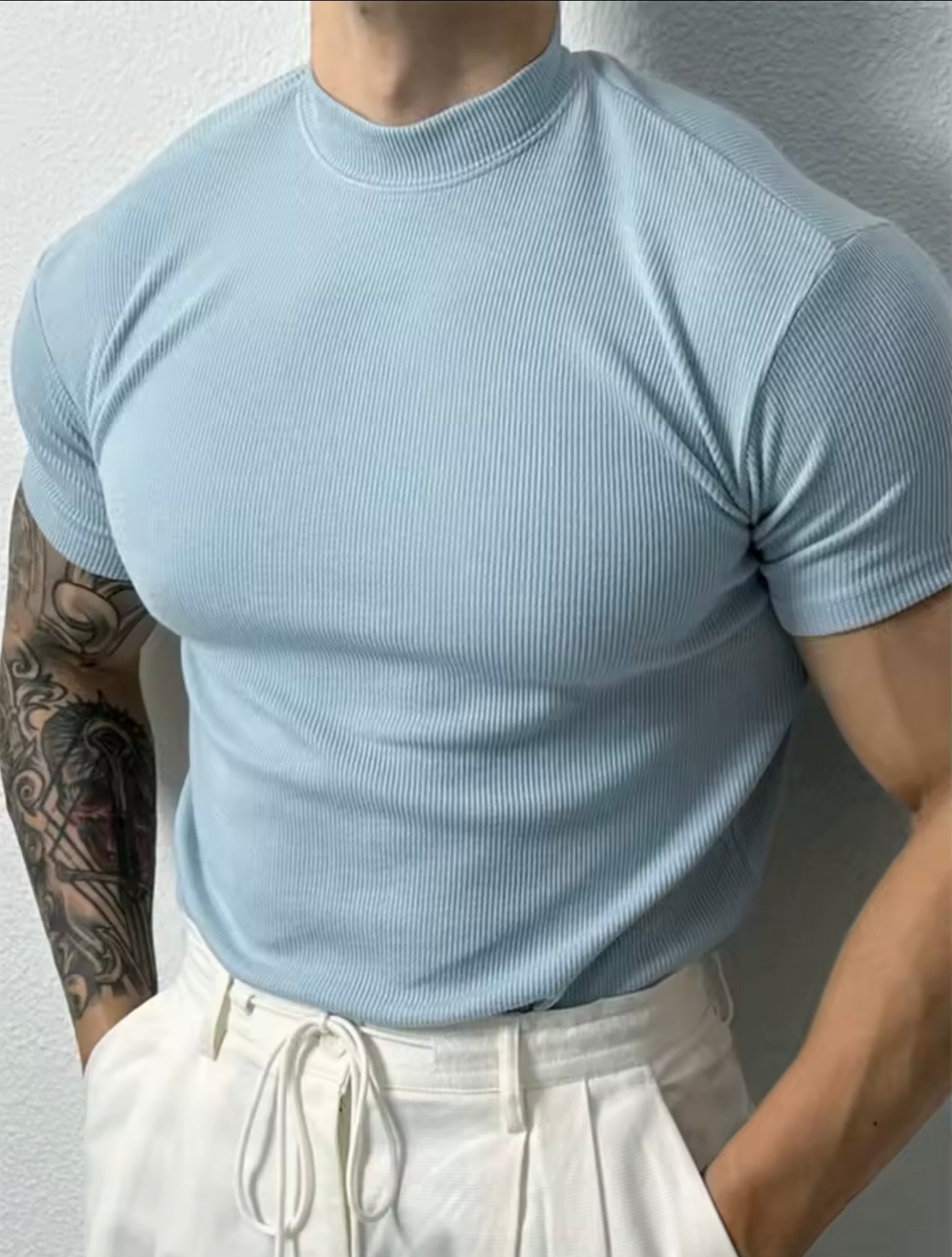 Camiseta de moda de primavera y verano para hombre, camisa a rayas con cuello alto pequeño, camiseta deportiva de manga corta.