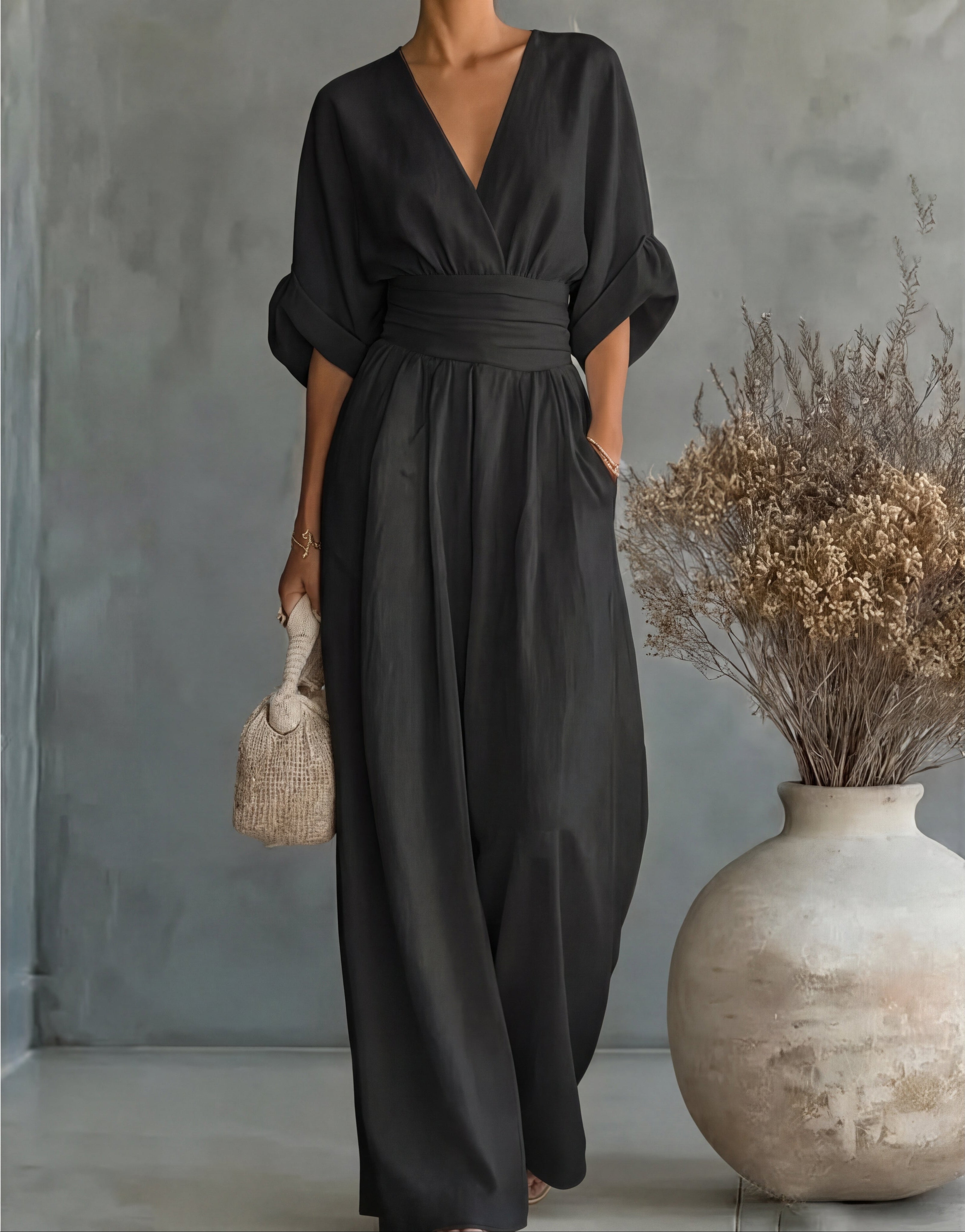 Martina – Elegante mono con escote en V y perneras anchas – Elegante mono con escote en V y perneras anchas