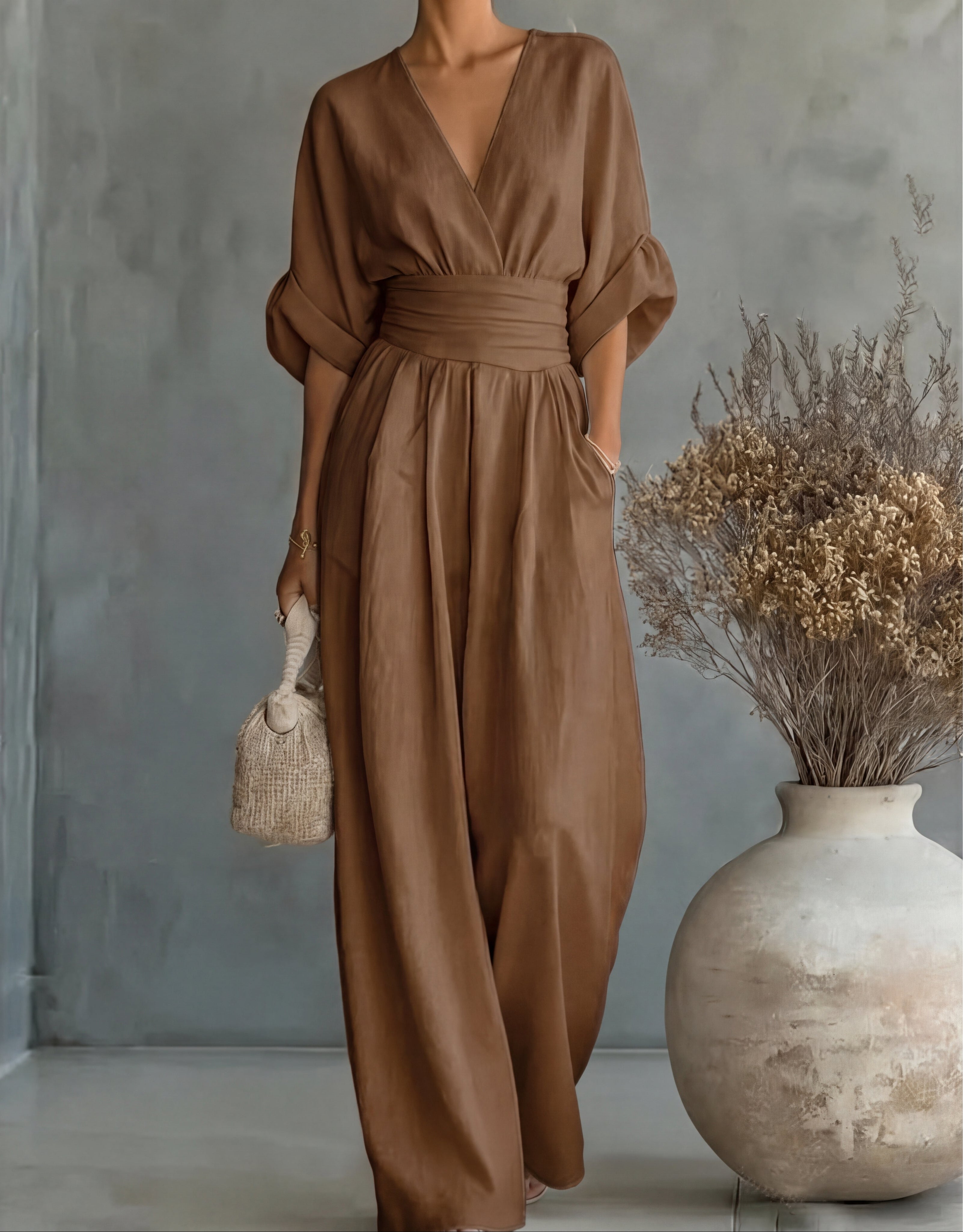 Martina – Elegante mono con escote en V y perneras anchas – Elegante mono con escote en V y perneras anchas