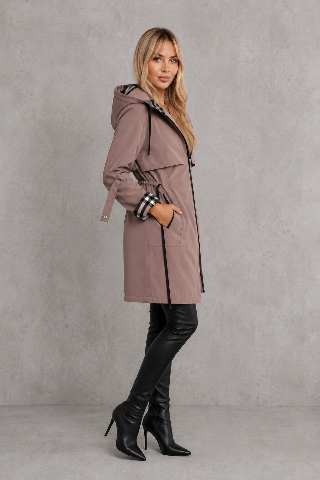 Isabel | Abrigo Impermeable con Capucha y Detalle de Cuadros