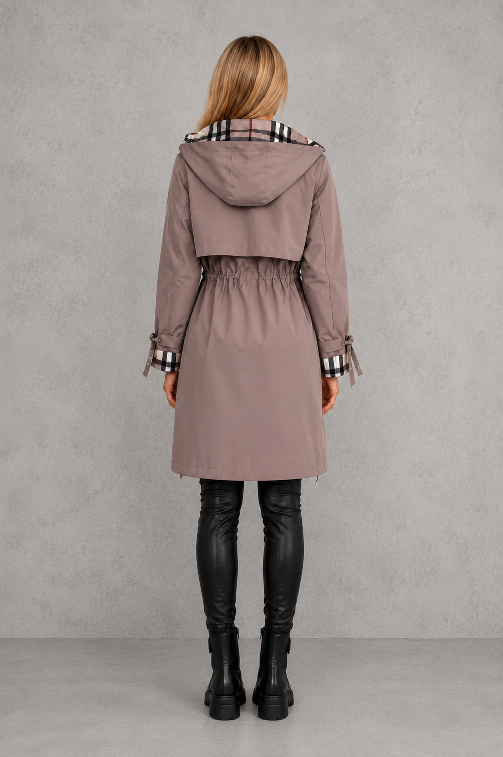 Isabel | Abrigo Impermeable con Capucha y Detalle de Cuadros