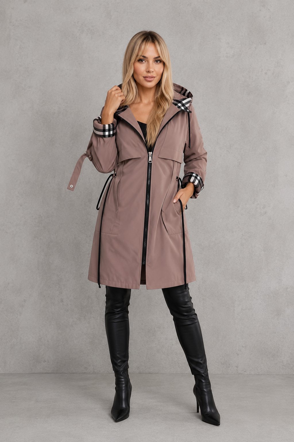 Isabel | Abrigo Impermeable con Capucha y Detalle de Cuadros