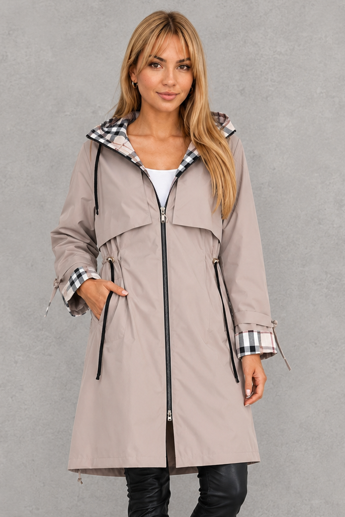Isabel | Abrigo Impermeable con Capucha y Detalle de Cuadros